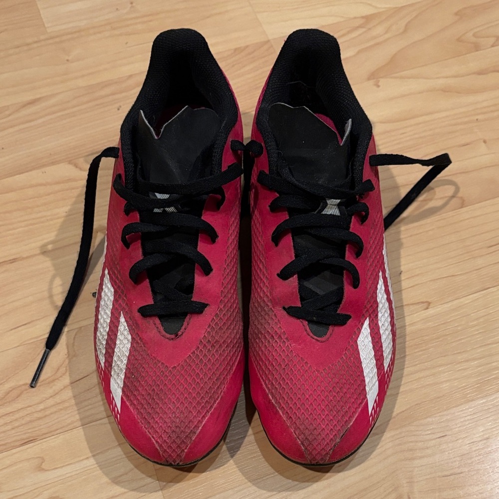 Adidas youth hot pink soccer cleats      size 6.5